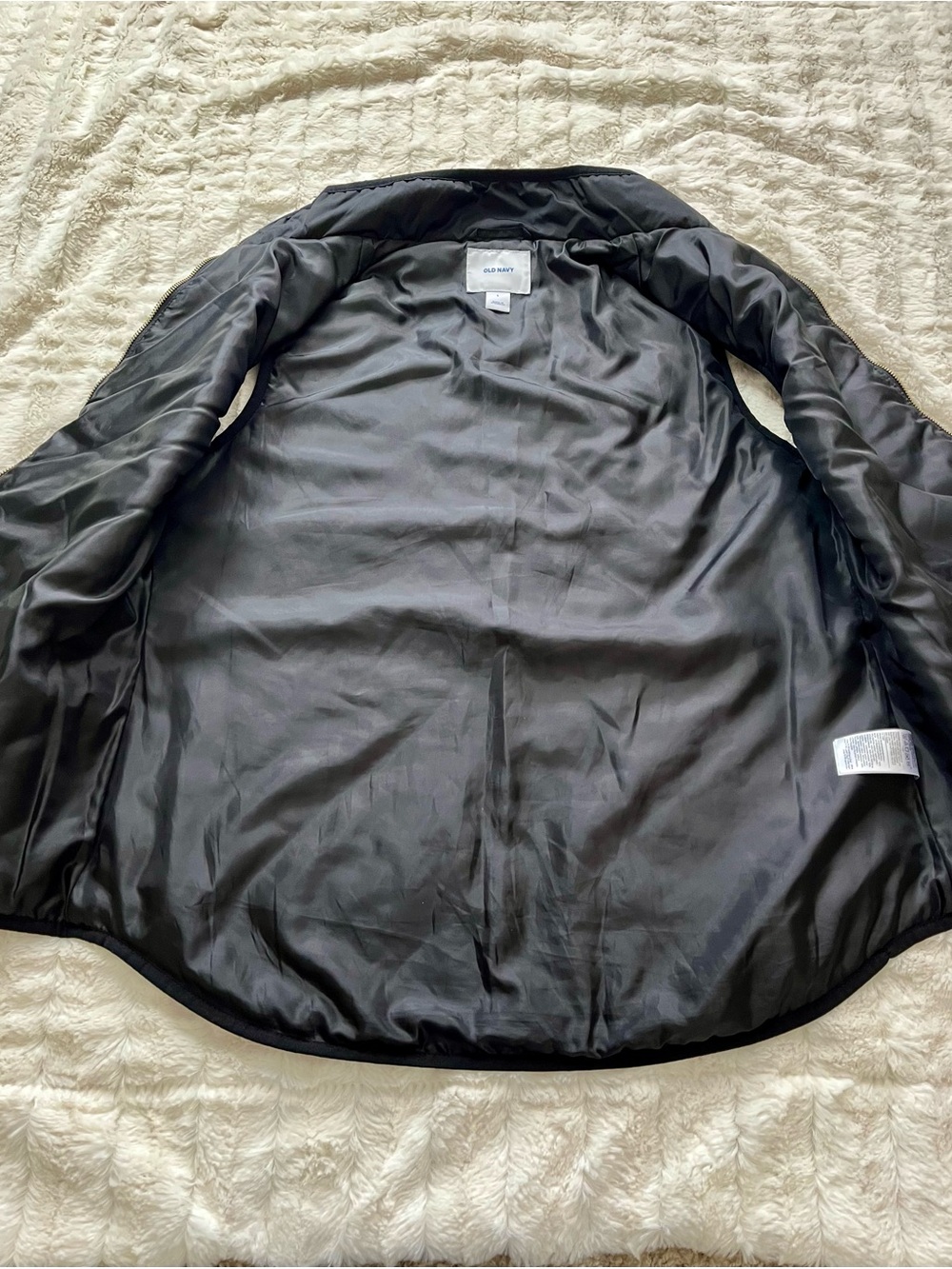 Old Navy Women’s  Quilted Sleeveless Puffer Vest - Black - Picture 3 of 6